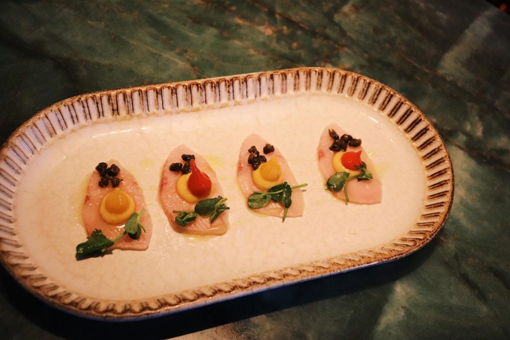 Crudo de cola amarilla en Campi. Foto de Alejandría Marie Kubsch